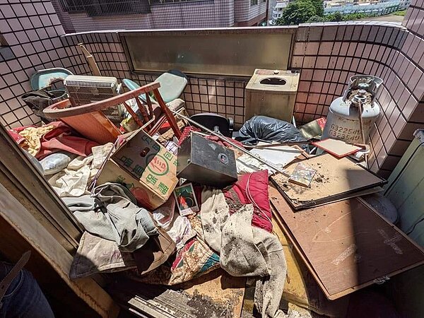 被垃圾堆滿的套房。圖/翻攝自臉書粉專《爆料公社》