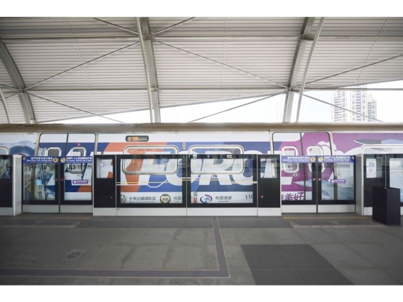 為了慶祝93軍人節,桃捷打造挺國軍形象彩繪列車。圖/桃園捷運提供