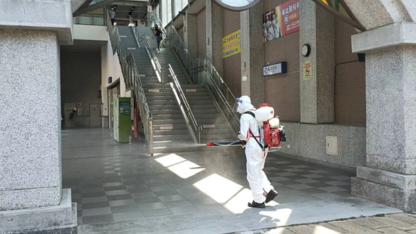 湖口車站進行內外環境消毒,因確診機師曾有足跡活動。圖/記者巫鴻瑋翻攝