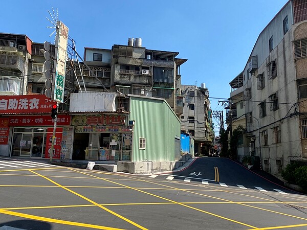 新莊區天祥街47巷與雙鳳路口最近完成巷口瓶頸點建物拆除，拓寬為雙向汽車道，增加巷道會車空間與可視範圍。圖／新北市政府提供