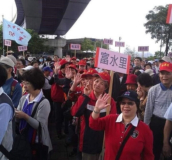 陳麗真本著誠信原則睦鄰互助。圖／里民提供