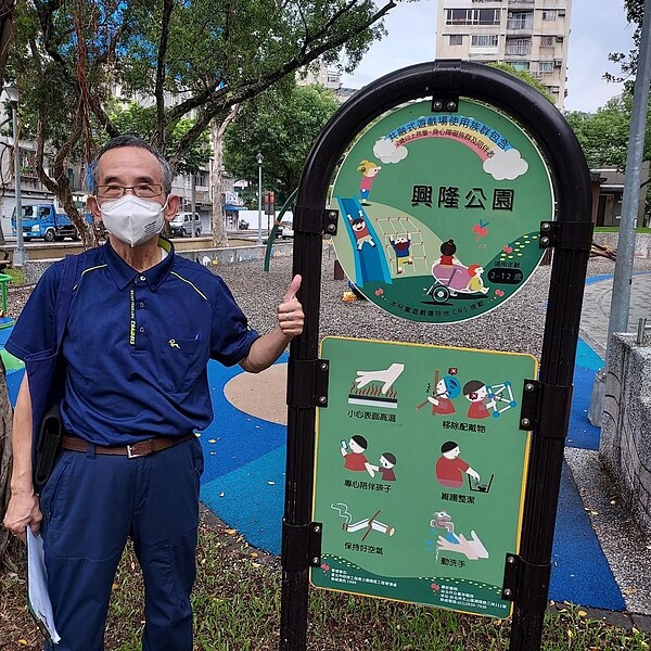 凌錦成處處有溫情。圖／蕭戰攝
