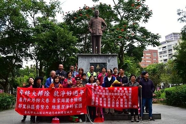 人間有愛，年終大掃除。圖／里長提供
