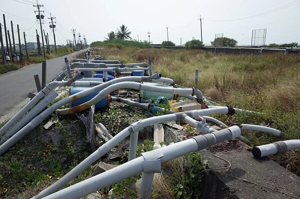 北高雄許多海岸有抽水管密布，第六河川局預計先完成海水共同管溝工程後，再進行彌陀、梓官等3區海堤環境營造工程。圖／邱志偉服務處提供