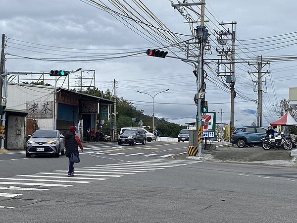 竹縣府於新埔鎮118線中正路與田新路口新設行人觸動號誌，離峰閃燈管制時段，民眾要過馬路一按按鈕就能啟動紅綠燈。記者巫靜婷／攝影