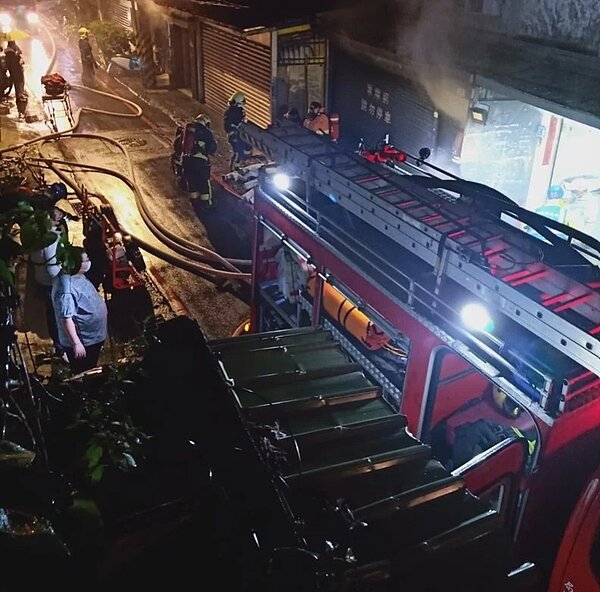 新北市永和區豫溪街公寓一樓18日深夜11時許發生火警,屋內救出一家3人,年約80多歲男屋主被救時已無呼吸心跳,緊急送醫搶救,但情況並不樂觀。圖/翻攝自臉書