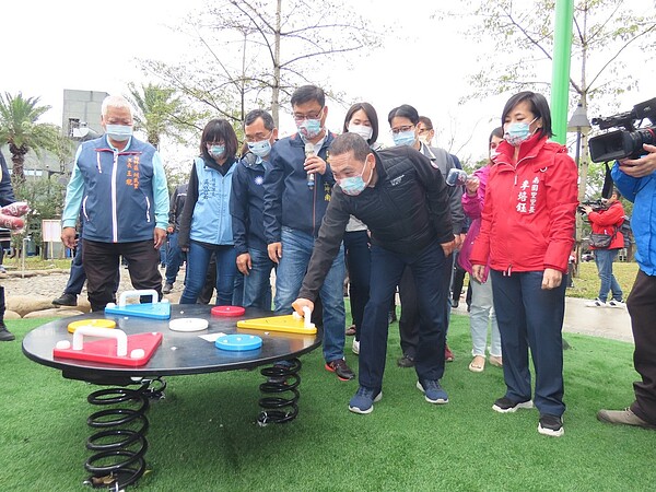 新北市樹林區萬坪公園新增遊樂設施,市長侯友宜(前右2)忍不住伸手體驗一下。記者李定宇/攝影