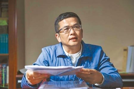 三發地產公司前董事長鍾俊榮(見圖),疑似為了「玉石俱焚」自首,與妻子掏空公司資產3.3億元,檢調在鍾宅、辦公室查獲2億多元現金。圖/中時報系資料照