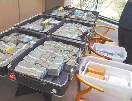 三發地產公司前董事長鍾俊榮,疑似為了「玉石俱焚」自首,與妻子掏空公司資產3.3億元,檢調在鍾宅、辦公室查獲2億多元現金。(本報資料照片∕袁庭堯高雄傳真)