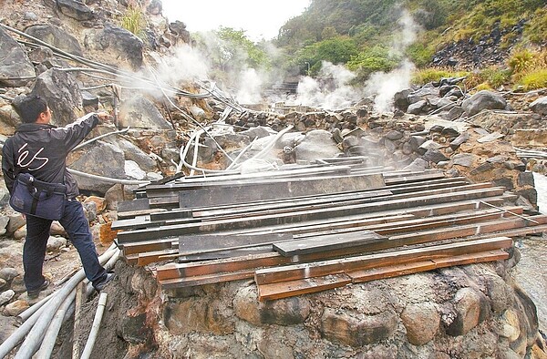 早期陽明山上的溫泉區業者,多自行挖設管線抽取溫泉,現由台北自來水事業處統籌溫泉取供,業者須向產發局申請取供事業經營許可,再向觀傳局申請溫泉標章後,就可合法經營。 圖/聯合報資料照片