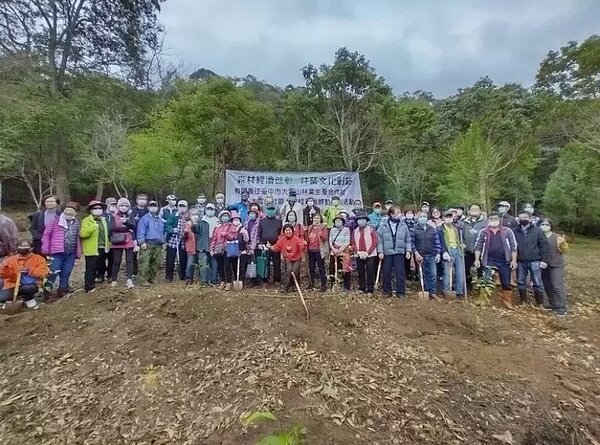東勢林管處今天於和平中坑里里民種下土肉桂,推動多元林業利用及產業化。圖/東勢林管處提供