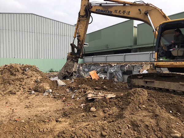 太平、烏日農地違建未依限拆完,中市府進場強拆。圖/中市府提供