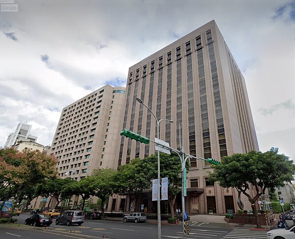 西華飯店於本月15日正式結束營業,並於去年取得危老改建最高容積獎勵40%上限,預計將改建為酒店式豪宅。圖/截自Google Maps