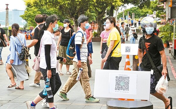 國內疫情可望於下半年放寬，美國現有已多州放寬口罩令，指揮中心指揮官陳時中表示，台灣將採有限度限制。圖為示意圖。報系資料照／記者黃義書攝影 