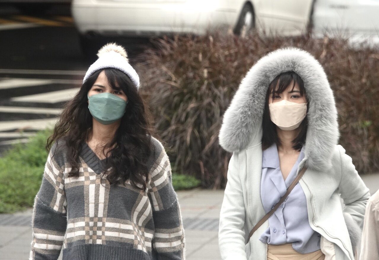 寒流來襲,出門民眾感受到寒冷。記者曾吉松/攝影