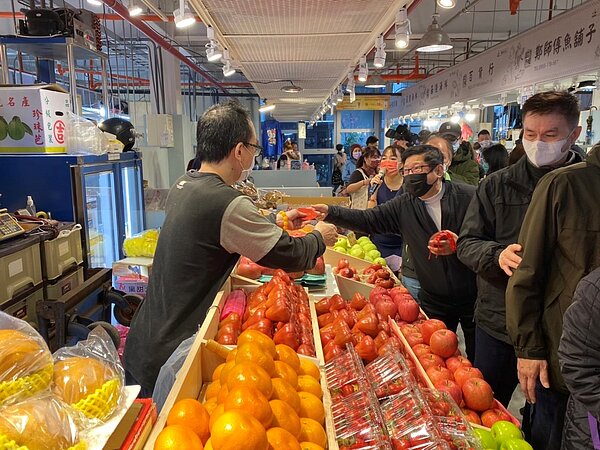 成功中繼市場今(19)日入厝,產業局林崇傑局長向攤商發送發財金。圖/北市市場處提供