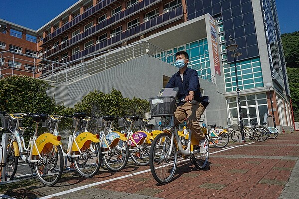 高市公共單車擴大優惠，租車前半小時免費。圖／高市交通局提供