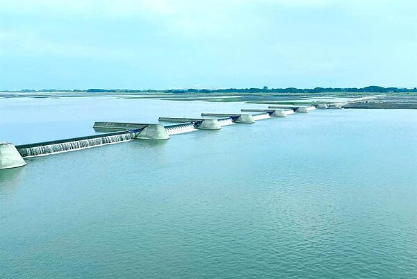 高屏堰現況。(高雄市水利局提供/林瑞益高雄傳真)