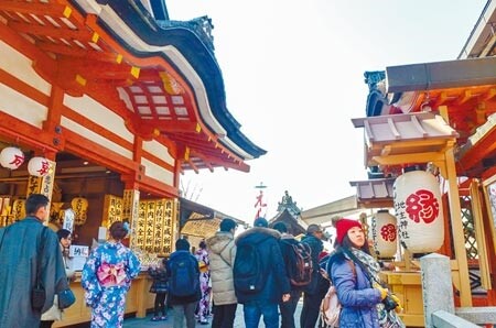 隨著疫苗覆蓋率變高與新藥物開發,歐美國家率先回歸正常生活,但我國組團出國旅遊預估最快第3季才能成真,旅遊業者擔憂開放腳步落後。圖為日本著名觀光景點清水寺街道。(陳麒全攝)