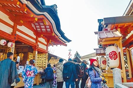 隨著疫苗覆蓋率變高與新藥物開發,歐美國家率先回歸正常生活,但我國組團出國旅遊預估最快第3季才能成真,旅遊業者擔憂開放腳步落後。圖為日本著名觀光景點清水寺街道。(陳麒全攝)