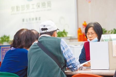 全國產業總工會表示，相較軍公教人員年金樓地板至少3萬起跳，勞工有相對剝奪感，勞保老年年金也應比照軍公教設立樓地板。（本報資料照片）