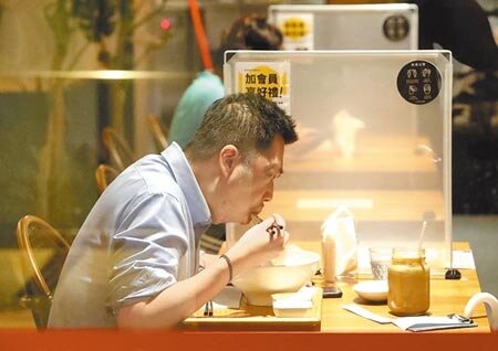 醫師提醒,慢性胃炎是胃癌的危險因子,如出現腹脹、打嗝、噁心等症狀,千萬別忽視,務必積極就醫治療。圖為用餐民眾。(鄭任南攝)