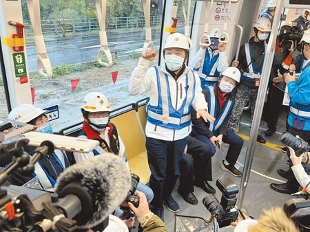 
新北市長侯友宜19日視察安坑輕軌工程進度，登車參與平面段動態測試。（王揚傑攝）
