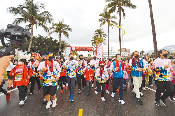 花蓮19日氣候濕冷,但7000人依組別依序開跑,享受花蓮山海美景。圖/花蓮市公所提供