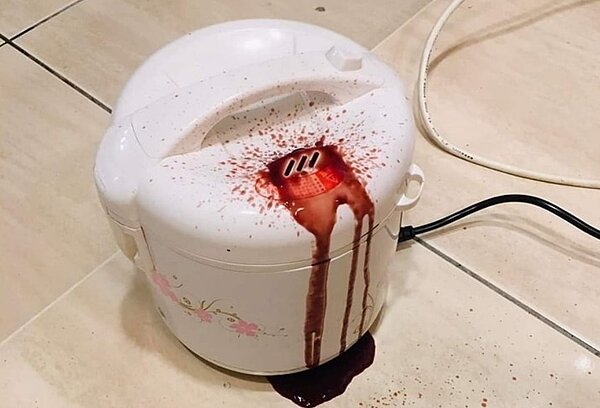 近日網路上卻流傳一張「吐血電鍋」,驚悚畫面讓不少網友嚇傻。圖/擷取自《爆廢公社二館》