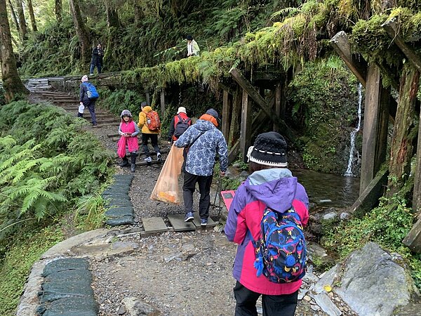 實地跟著清潔員走一趟,見晴懷古步道沿途可見寶特瓶、衛生紙、口罩、鞋墊、果皮等垃圾。圖/記者林佳彣攝影