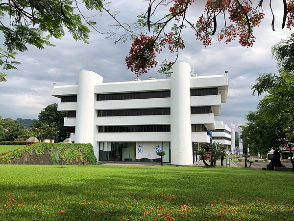 台灣工藝館白色雙十字線條結構象徵經緯編織,是南投縣地標。圖/聯合資料照片