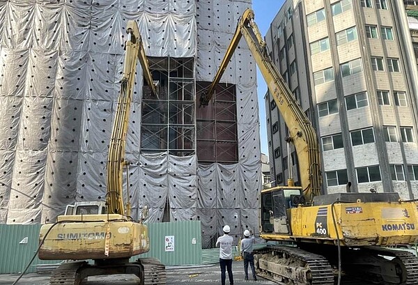 城中城拆除工程揚塵惹民怨,廠商恐遭重罰500萬。圖/聯合報