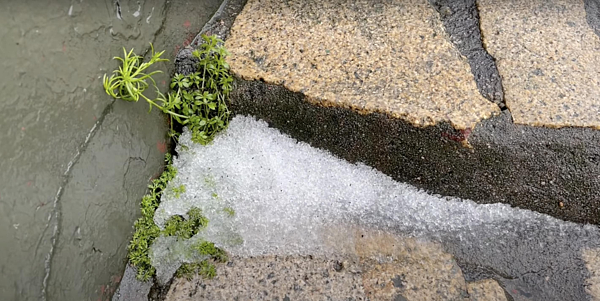馬祖南竿雲台山上很冷，風勢也強勁，階梯角落堆積結冰晶體。圖／取自YouTube「馬祖日報社」