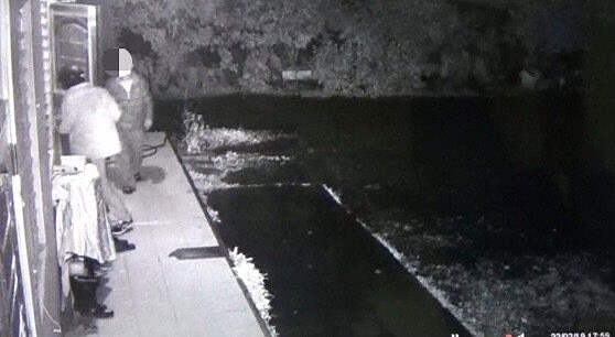 50幾歲林姓及黃姓男子共乘機車入侵民宅行竊,卻是偷走「一把蒜」與價值幾千元的舊電腦螢幕。圖/警方提供