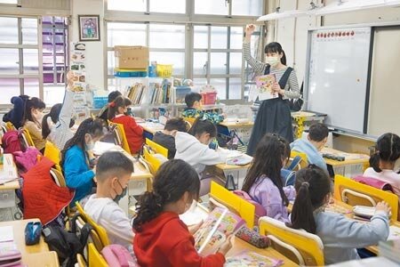 
中小學代理教師比例高，遠超過教育部規定比例。圖為國小迎來本學期開學日。（杜宜諳攝）
