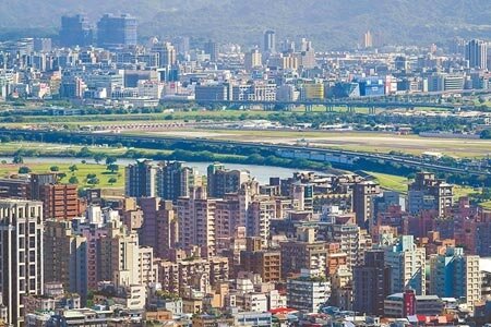 2021年12月15日台北市∕台北市大直、內湖地區房地產（房市）與基隆河景觀。（本報資料照片）