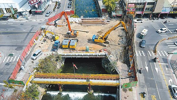 台中市建設局強調,西屯區牛埔橋改建工程進度穩定超前,市府力拼10月底前通車。(台中市政府提供/陳世宗台中傳真)