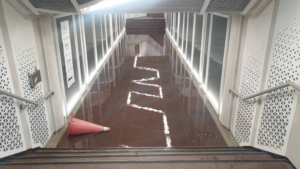 基隆市城隍廟地下道整修後開放通行,不到1個月就積水,難以行走。記者邱瑞杰/攝影