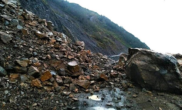 南投仁愛投89力行產業道路15.8K翠巒路段20日上午又因降雨坍方,雙向交通中斷。圖/翠華村長高政光提供