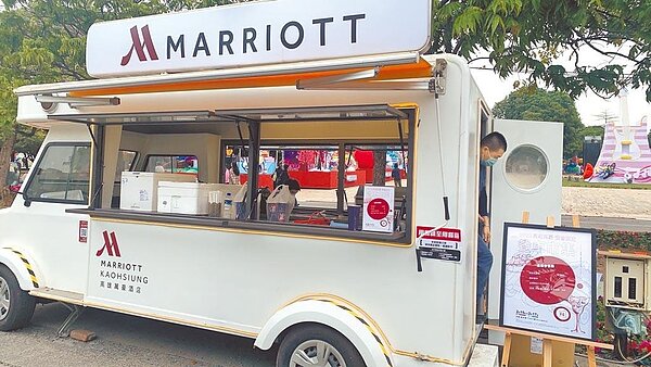 為因應台灣燈會賞燈人潮,高雄萬豪酒店特在衛武營會場區推出燈會餐車,搶攻228連假商機。圖/業者提供