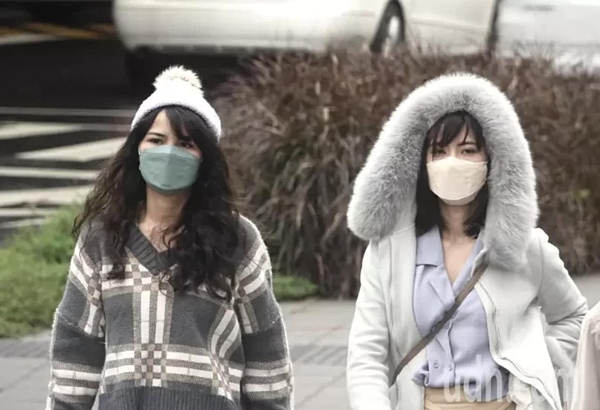 受到寒流影響,各地天氣非常寒冷。記者曾吉松/攝影
