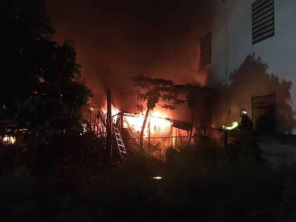 台東縣關山鎮木造建築清晨火警,大火瞬間全面燃燒。記者卜敏正/翻攝