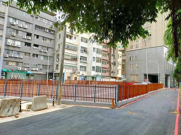 竹市原紅屋鐵板燒現改為三民路停車場。圖/市府提供