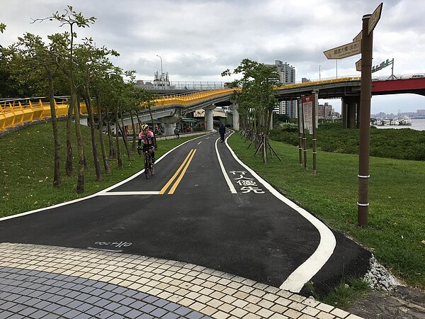 新北市八里單車道過去人車混雜，對行人不友善。圖／市府提供