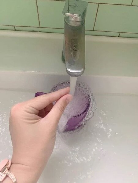 這幾天氣溫急凍,有網友分享「洗手標準姿勢」引起5千多位網友共鳴。 圖/擷自爆料公社