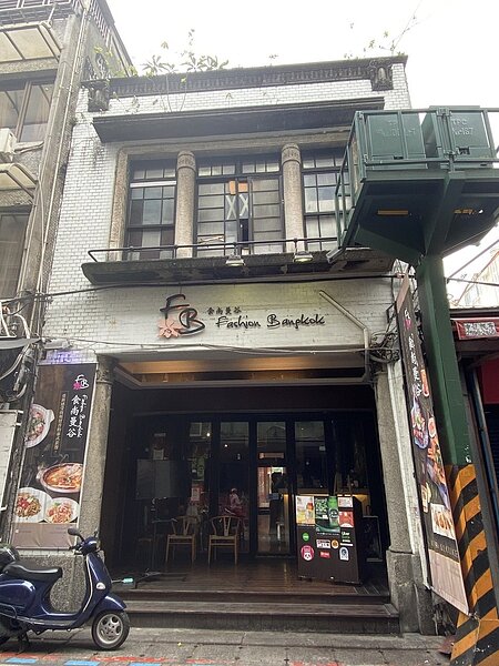 正立面保有「兩江醫院」泥塑。圖/文化局提供