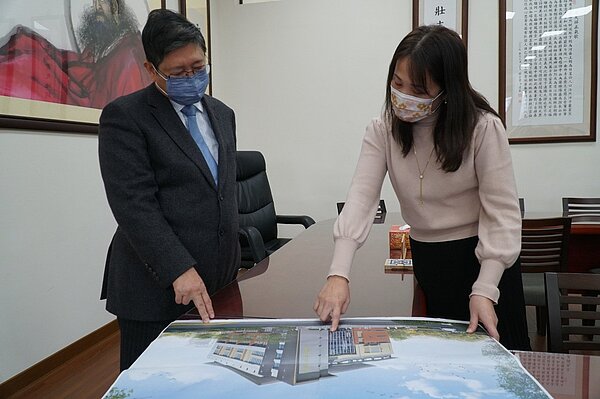 竹東全民運動館已進入設計規畫,有望下半年能發包動工,縣長楊文科及教育局長楊郡慈都關心進度。圖/縣府提供