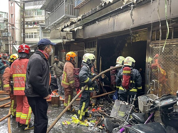 新北市板橋今天中午發生氣爆意外，造成1死2傷；死者為88歲老婦人，經消防隊發現時，已明顯死亡，無送醫。記者翁至成／翻攝