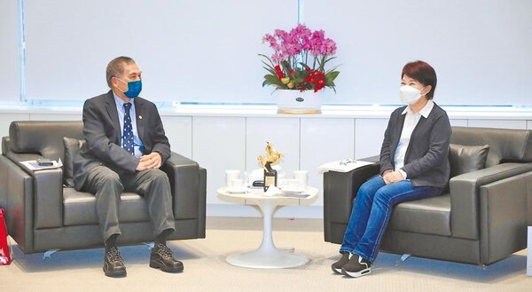 台中市長盧秀燕（右）21日向來訪的中油代董事長李順欽表達「反煤不反氣」，「增氣需拆煤」立場。圖／台中市府提供