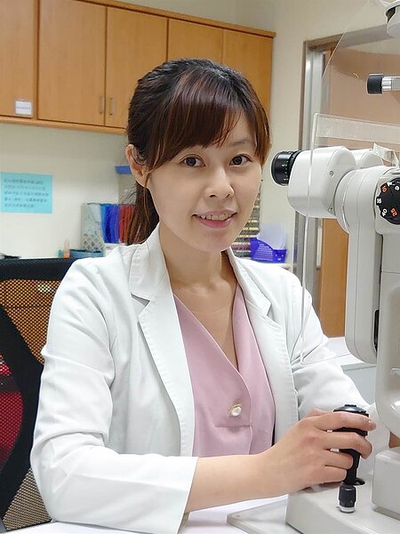 阮綜合醫院眼科醫師李怡萱表示,近日乾燥冷空氣夾帶空汙,乾眼症患者多了三成。圖/阮綜合醫院提供